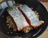Foto langkah ke 3 dari resep Quinoa crusted salmon salad.