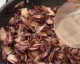 Foto del passaggio 2 della ricetta Tagliatelle radicchio crema gorgonzola e noci