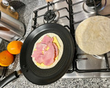 Foto del paso 2 de la receta: Tortilla de trigo con jamón y queso