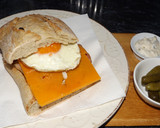 Foto del paso 3 de la receta: Bocadillo de carne con queso cheddar y huevo la plancha