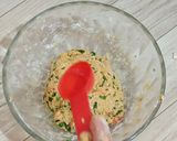 A picture of step 4 of Tomato aur Coriander ki puri.