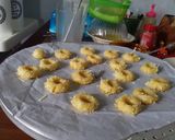 Foto langkah ke 4 dari resep Thumprint strawbery cheese cookies (tanpa oven & mixer).