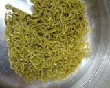 รูปขั้นตอนการทำที่ 1 ของ ผัดมาม่า ผัดเส้นผัก อกไก่ คลีน