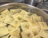 Foto del paso 1 de la receta: Ravioles con salsa blanca