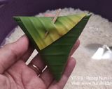 Foto langkah ke 2 dari resep Kue Lupis Pandan Ketan Putih.