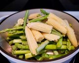 蒜味四蔬（蘑菇、蘆筍、玉米筍、四季豆）無水料理的食譜步驟3照片