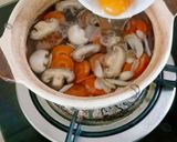 Gambar langkah 2 resipi Sup telur.