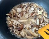 Foto langkah ke 2 dari resep Shitake Cream Soup.