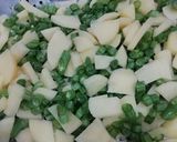 A picture of step 1 of Green beans with potato.