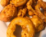 Foto del paso 3 de la receta: Banderillas de salchichas con aros de cebolla