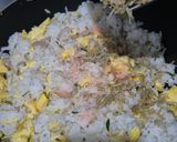 Foto langkah ke 5 dari resep Nasi Goreng Teri Daun Jeruk.
