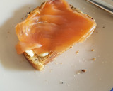 Foto del paso 1 de la receta: Tostada con salmón y huevo pasado por agua