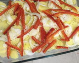 Foto del paso 3 de la receta: Panga al horno con patatas panaderas, pimiento rojo y cebolla