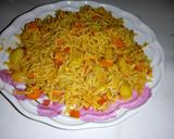 A picture of step 3 of Omelette indomie noodle.