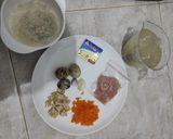 Foto langkah ke 1 dari resep Bubur Ayam Telur Puyuh MPASI.