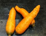 A picture of step 1 of Baked carrot chips.
