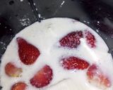 A picture of step 2 of Starwberry shake.