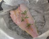 Foto del passaggio 3 della ricetta Linguine con orata, peperoni, datterini gialli e pistilli di zafferano