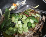 Foto langkah ke 3 dari resep Tongkol suwir campur pete kemangi.