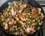 Foto del paso 3 de la receta: Garbanzos con salteado verduras y salmón fresco