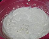 Foto langkah ke 5 dari resep Strawberry and Creamy Cupcakes.