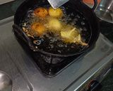A picture of step 6 of Aloo bonda.