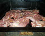 Foto del paso 1 de la receta: Bifecitos de bondiola a la crema de romero y pimienta