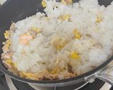รูปขั้นตอนการทำที่ 2 ของ ข้าวผัดปลาแซลมอน