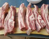 Foto del paso 1 de la receta: Costillas de res con vino blanco y finas hierbas