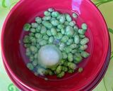 Foto del paso 2 de la receta Lágrimas y yemas de vainas de habas en aceite de oliva y Romero