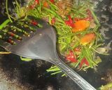 Foto langkah ke 4 dari resep Tumis Kangkung Saus Tiram.