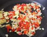 Foto del paso 2 de la receta: Rigatoni con Salsa de tomate, calabacín y atún