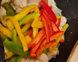 Foto del paso 3 de la receta: Pollo al curry con champiñones y pimientos