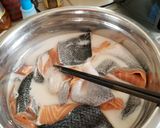 Hình bước làm 2 của món Sườn cây nướng, chả từ da cá hồi, ruốc cá hồi