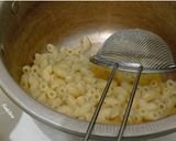 Foto langkah ke 2 dari resep Makaroni Sosis Saus Creamy.