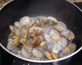 Foto del paso 3 de la receta: Bacalao con gulas y almejas