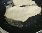 Foto del paso 2 de la receta: Pechugas en salsa con uvas al ron