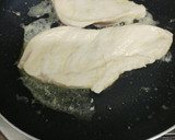 Foto del paso 2 de la receta: Pechugas en salsa con uvas al ron
