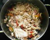 Foto del paso 3 de la receta: Tallarines de arroz con verduras y pollo