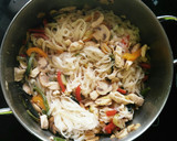 Foto del paso 3 de la receta: Tallarines de arroz con verduras y pollo