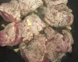 Foto del paso 5 de la receta: Contramuslos de pollo con salsa de queso añejo de oveja