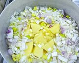 Une image de l'étape 1 de Purée de pommes de terre 🥔 au céleri et poulet 🐔.