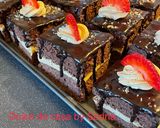 Pas rețetă Prăjitură blat cacao cu gem vișine, nucă, cremă caramel și glazură cacao 😋 3 fotografie