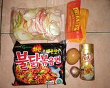 Foto langkah ke 1 dari resep Seblak Samyang Sosis Ayam Kerupuk Bawang level 30.