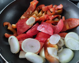 Foto del paso 1 de la receta: Calabacines🥒🍲🥫 en salsa de pimiento rojo y tomate asado🍅🌶️🧅