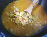 Foto del paso 3 de la receta: Alubias con almejas y gambas en amarillo 🦐🍲