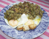 Foto del paso 5 de la receta: Habas con jamón y huevos fritos