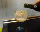 Foto del paso 1 de la receta: Cóctel de ginebra, champagne y licor de flores de saúco