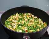 Foto langkah ke 6 dari resep Tumis ayam goreng tahu bunga bawang.
