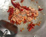 รูปขั้นตอนการทำที่ 2 ของ เส้นใหญ่ผัดกะเพราไก่สับ ไข่ดาวกรอบ
